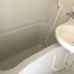 明るい色調のユニットバス